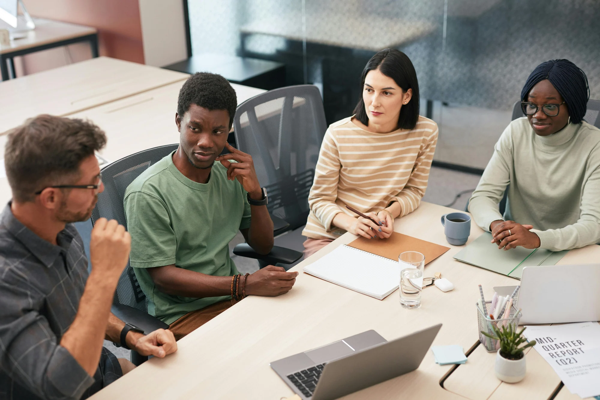 Equipe da Poupz em reunião de trabalho em escritório corporativo, todos com os rostos visíveis.
